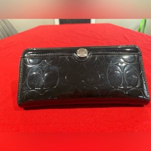 Used authentic coach Wallet. Patent leather lack. Zip around wallet.